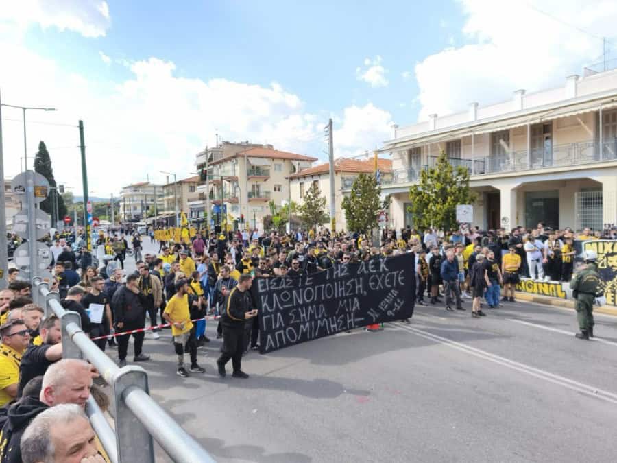 Επική υποδοχή στην αποστολή του ΠΑΟΚ με πανό: «Είστε της ΑΕΚ κλωνοποίηση, έχετε για σήμα μια απομίμηση»! (ΦΩΤΟ)
