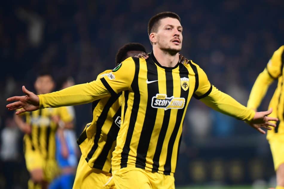 Η φανέλα του Γιόβιτς στα αποδυτήρια του «Βαγιέκας»! (ΦΩΤΟ)