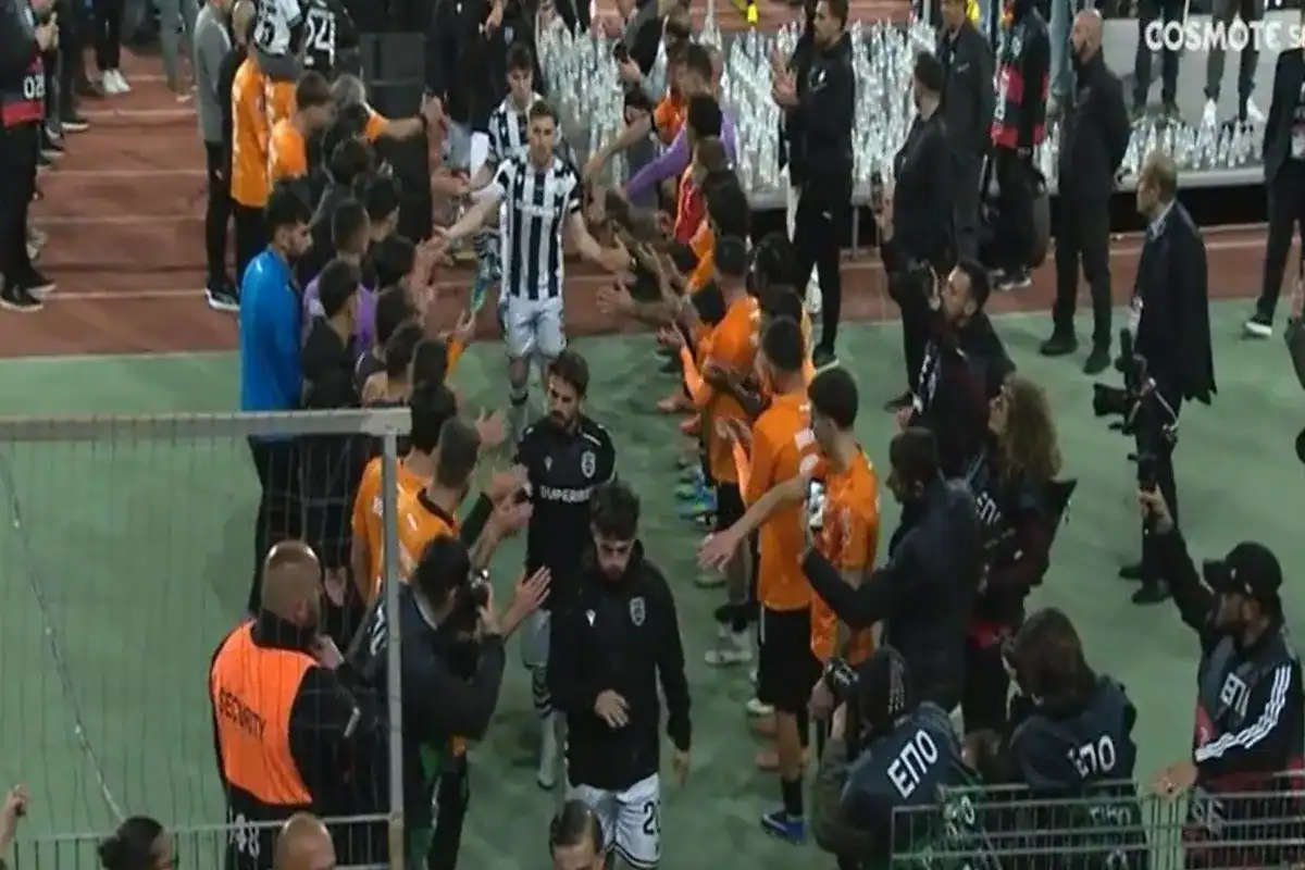 Υπέροχη στιγμή: Pasillo από τους παίκτες του ΟΦΗ στου ΠΑΟΚ μετά τον τελικό του Κυπέλλου