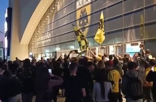 ΑΕΚ: Πανηγυρικό κλίμα στη Νέα Φιλαδέλφεια μετά την τριάρα στον ΠΑΟΚ! (VIDEO)