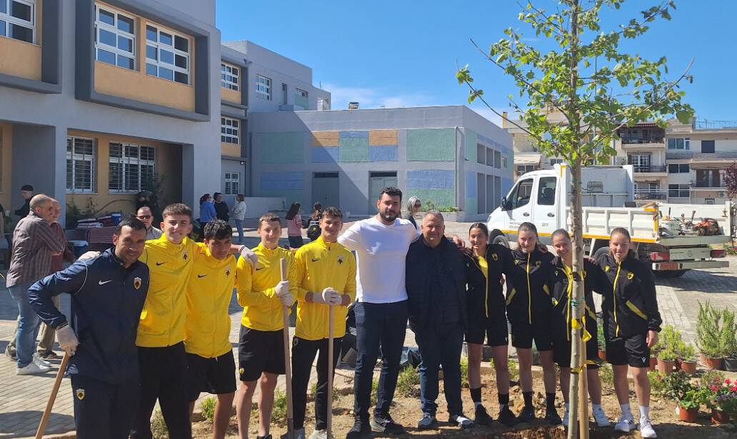 Παιδιά από την Ακαδημία της ΑΕΚ σε δενδροφύτευση στην Νέα Φιλαδέλφεια (ΦΩΤΟ)