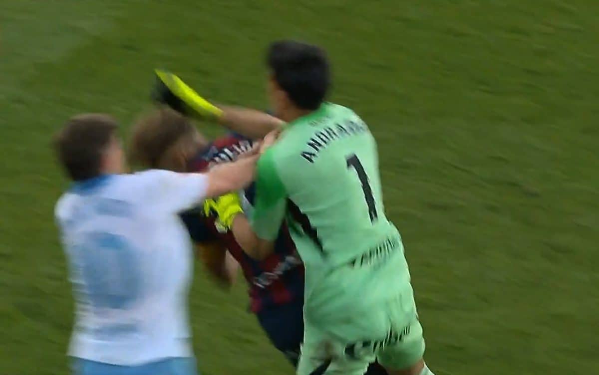 Τερματοφύλακας σε παιχνίδι στην Ισπανία τρελάθηκε και έριξε… μπουκέτο σε αντίπαλο! (VIDEO)
