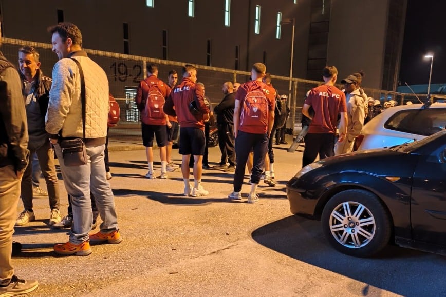 Λαϊκά δικαστήρια στη Λάρισα έξω από τα VIP – Οι οπαδοί μίλησαν με τους παίκτες!
