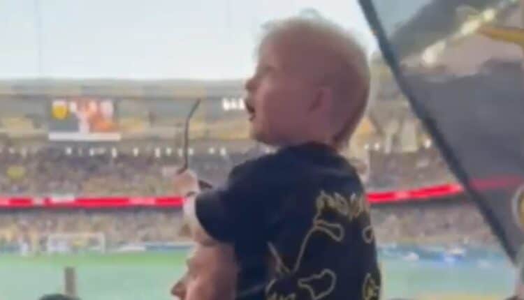 Ο μικρός φίλος της ΑΕΚ που… τρέλανε το πέταλο στο παιχνίδι με τον ΠΑΟΚ (VIDEO)