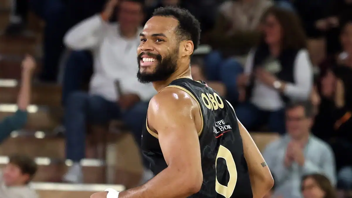 Απίθανο: Ο Οκόμπο νόμιζε ότι μπήκε καλάθι και πήγε για επαναφορά! (VIDEO)