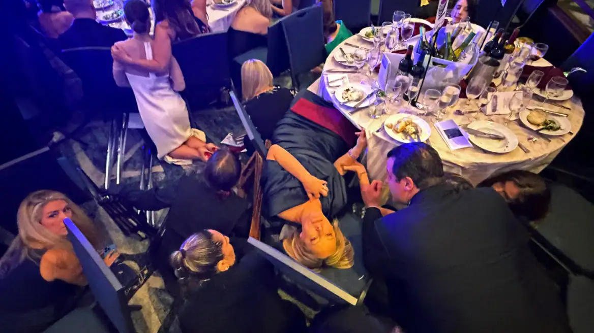 Χάος και πανικός στο δείπνο ανταποκριτών του Λευκού Οίκου, έτρεχαν ή ξάπλωναν κάτω για να σωθούν, δείτε φωτογραφίες και βίντεο