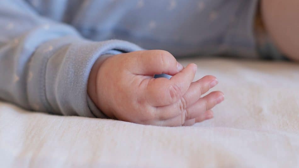 Σοκ στην Πάτρα: Ο σύντροφος της μητέρας δάγκωνε το 10 μηνών μωρό