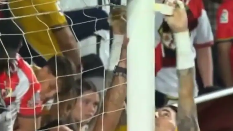 Απίστευτο σκηνικό στο «Βαγιέκας» – Τερματοφύλακας έφτιαξε την εστία με ταινία (VIDEO)