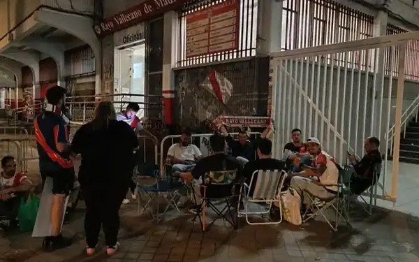 Οπαδοί της Ράγιο Βαγιεκάνο περίμεναν μετά τα μεσάνυχτα για ένα εισιτήριο κόντρα στην ΑΕΚ (ΦΩΤΟ)