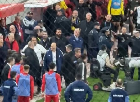 Ο Μαρινάκης ήταν δίπλα στον Στίλερ όσο εξέταζε το γκολ του Ολυμπιακού (VIDEO)
