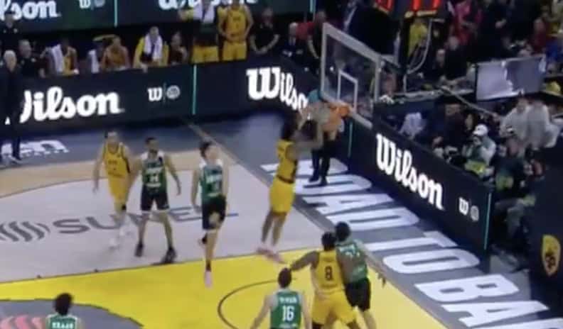 ΑΕΚ-Μπανταλόνα: Το απίστευτο κάρφωμα του Μπράουν (VIDEO)