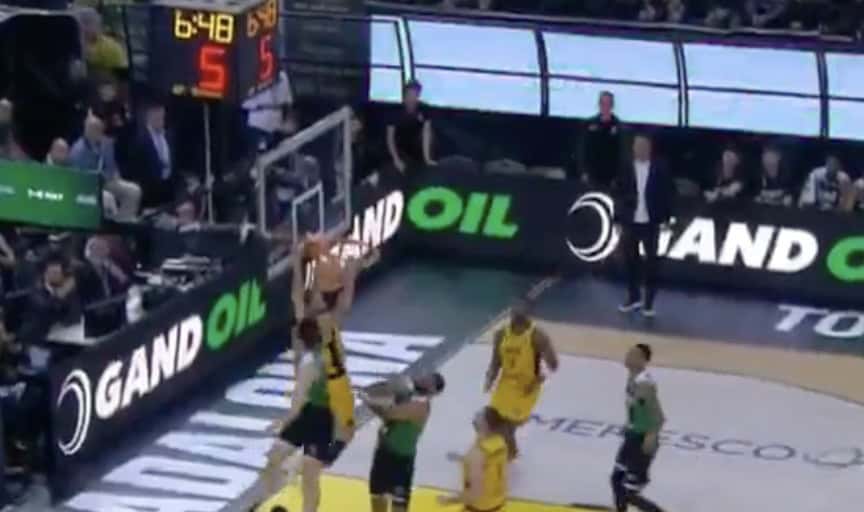 ΑΕΚ-Μπανταλόνα: Το επικό κάρφωμα του Χαραλαμπόπουλου πάνω από τον Ρούζιτς (VIDEO)