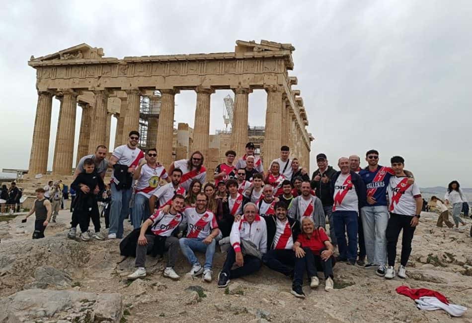 Στην Ακρόπολη οι οπαδοί της Ράγιο Βαγιεκάνο πριν την «Allwyn Arena» (ΦΩΤΟ)