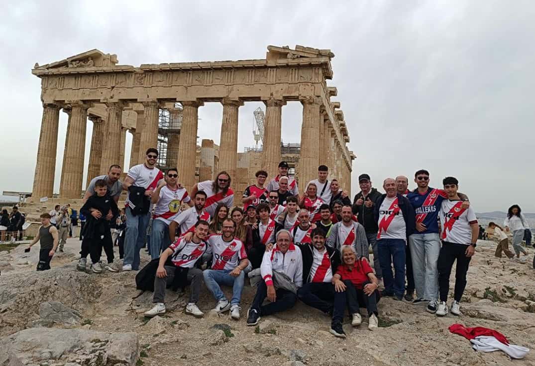 Στην Ακρόπολη οι οπαδοί της Ράγιο Βαγιεκάνο πριν την «Allwyn Arena» (ΦΩΤΟ)