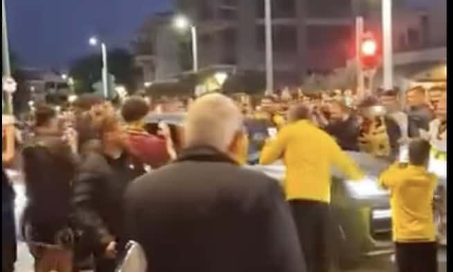 Ο κόσμος της ΑΕΚ αποθέωσε τον Ηλιόπουλο κατά την αποχώρησή του από τη Νέα Φιλαδέλφεια! (VIDEO)