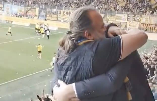 Οι τρομεροί πανηγυρισμοί του Ηλιόπουλου στην σουίτα στο γλέντι της ΑΕΚ επί του ΠΑΟΚ (VIDEO)