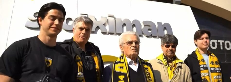 Συγκλονιστική στιγμή με 91χρονο φίλο της ΑΕΚ να γιορτάζει τα γενέθλια του στο γήπεδο με την οικογένεια του (VIDEO)
