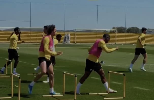 Επέστρεψαν στα Σπάτα οι παίκτες της ΑΕΚ (VIDEO)