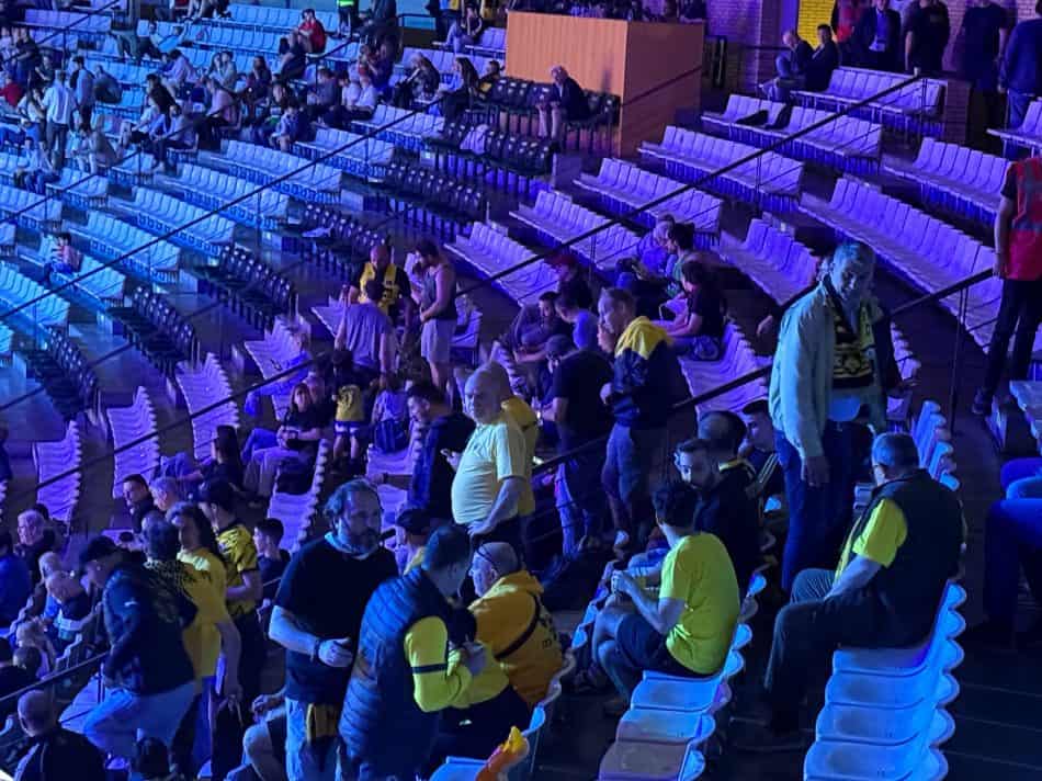 Οι πρώτοι φίλοι της ΑΕΚ έφθασαν στο κλειστό της Μπανταλόνας (VIDEO)