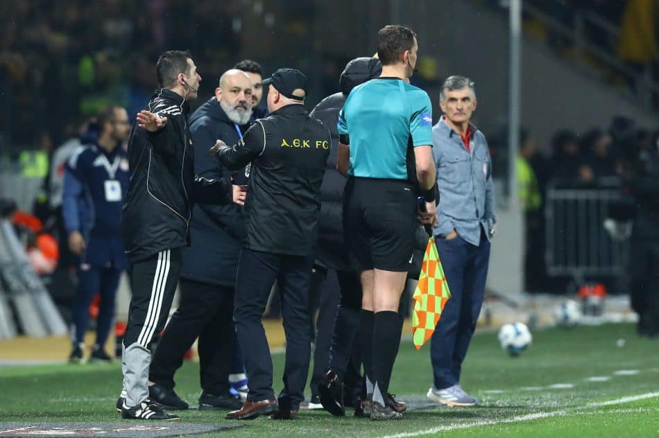 Ο Καραπαπάς έκανε «ντου» στον Φωτία στο ΑΕΚ-Ολυμπιακός (VIDEO)