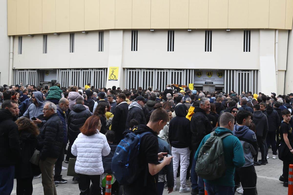 Λαοθάλασσα έξω από την Allwyn Arena για την ανοιχτή προπόνηση της ΑΕΚ (VIDEO-ΦΩΤΟ)