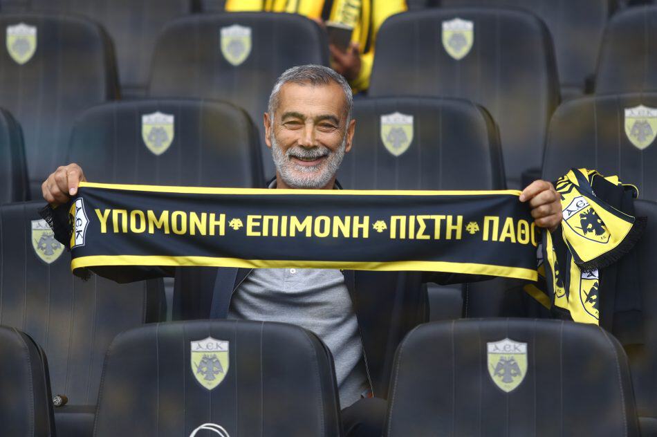 «Υπομονή – Επιμονή – Πίστη – Πάθος»: Η ΑΕΚ έδωσε το μήνυμα και μοίρασε χιλιάδες κασκόλ στην Αllwyn Arena (ΦΩΤΟ)