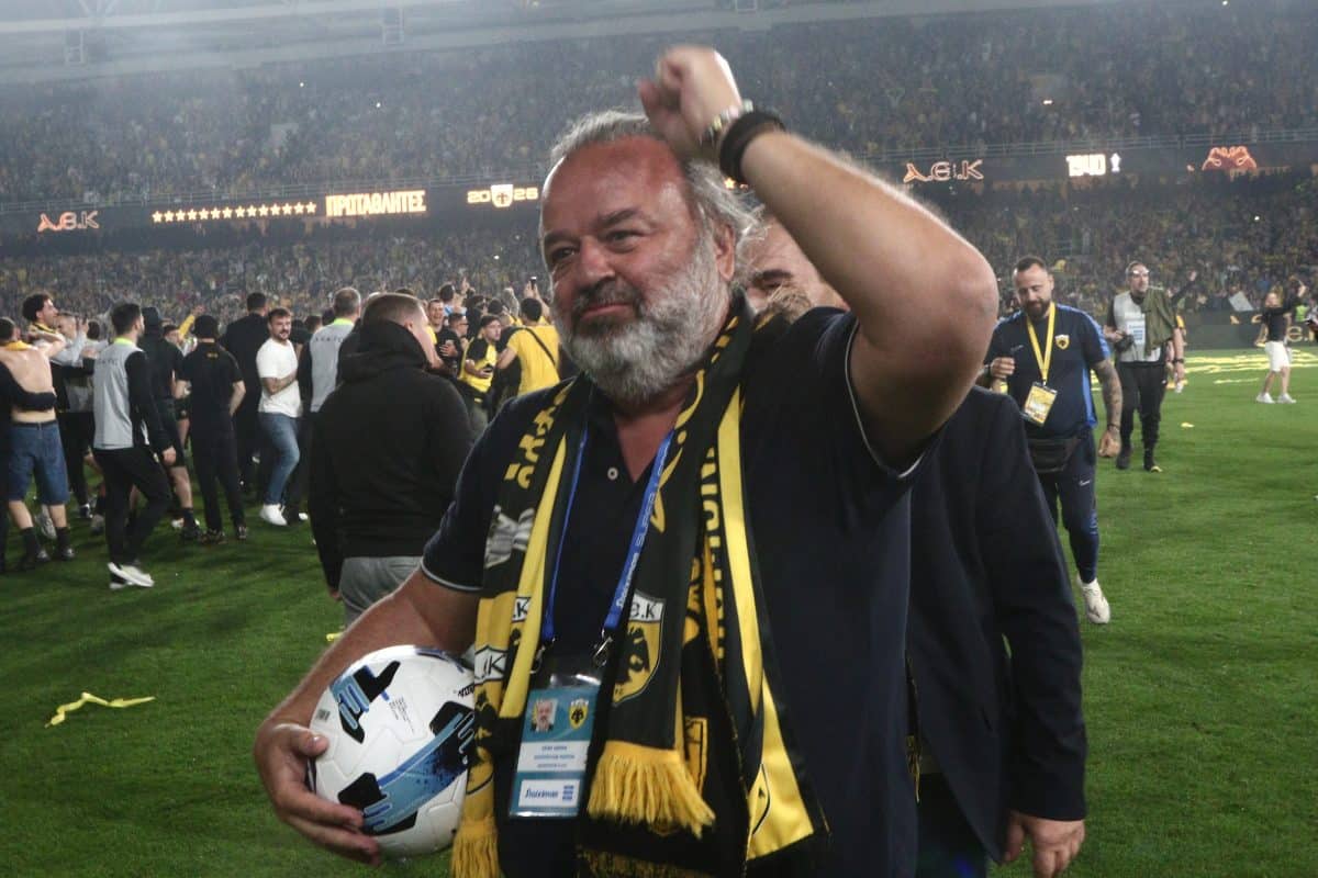 Τρέλα: Ο Μάριος Ηλιόπουλος τραγουδά με μικρά παιδιά τον ύμνο της ΑΕΚ! (VIDEO)