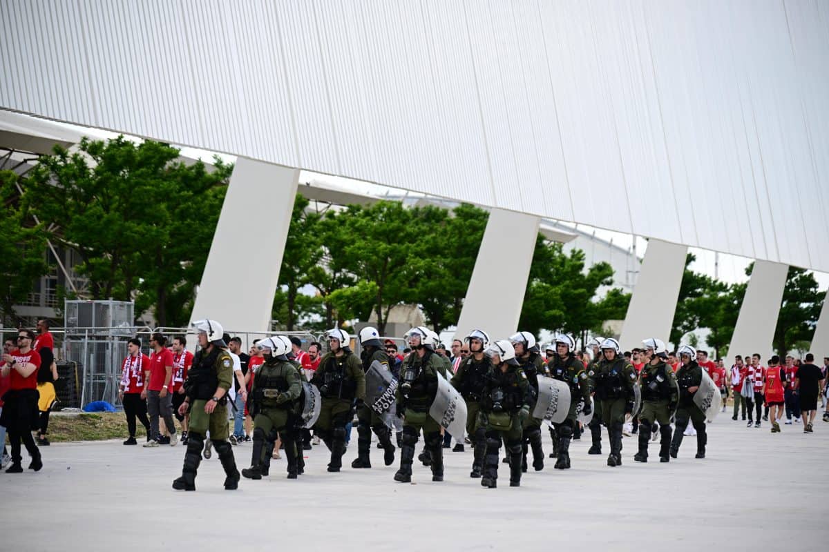 Επίθεση οπαδού του Ολυμπιακού σε δημοσιογράφο σε ζωντανή μετάδοση (VIDEO)