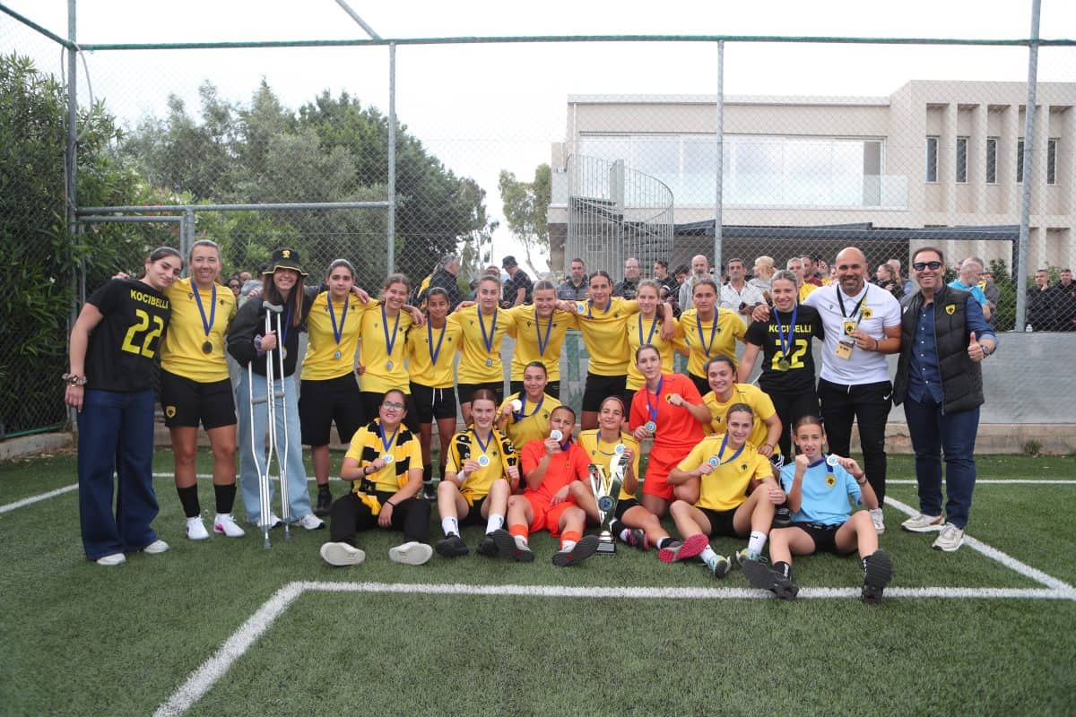 Η ΑΕΚ σήκωσε την 4η σερί κούπα – Η στιγμή της απονομής και οι πανηγυρισμοί με τον ύμνο της ομάδας (VIDEO)