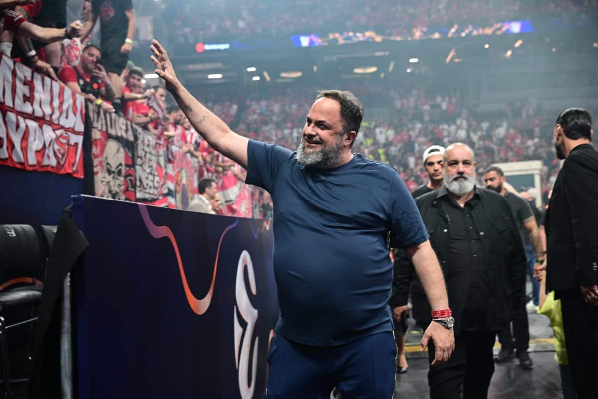 Ο Μαρινάκης άλλαξε την σκισμένη μπλούζα μετά το επεισόδιο (ΦΩΤΟ)