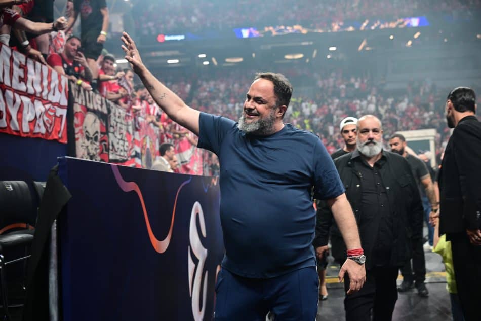 Ο Μαρινάκης άλλαξε την σκισμένη μπλούζα μετά το επεισόδιο (ΦΩΤΟ)