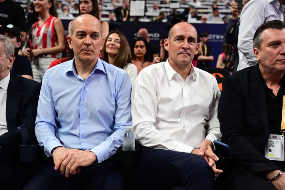 «Ερυθρόλευκος» εμφύλιος: Ο Μαρινάκης δεν χαιρέτησε τους αδελφούς Αγγελόπουλους!