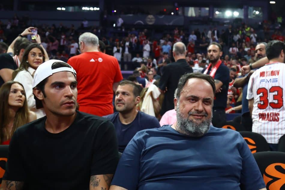 Η στιγμή που ο Μιλτιάδης Μαρινάκης ρίχνει το μπουκάλι στον Δημητριάδη! (VIDEO)