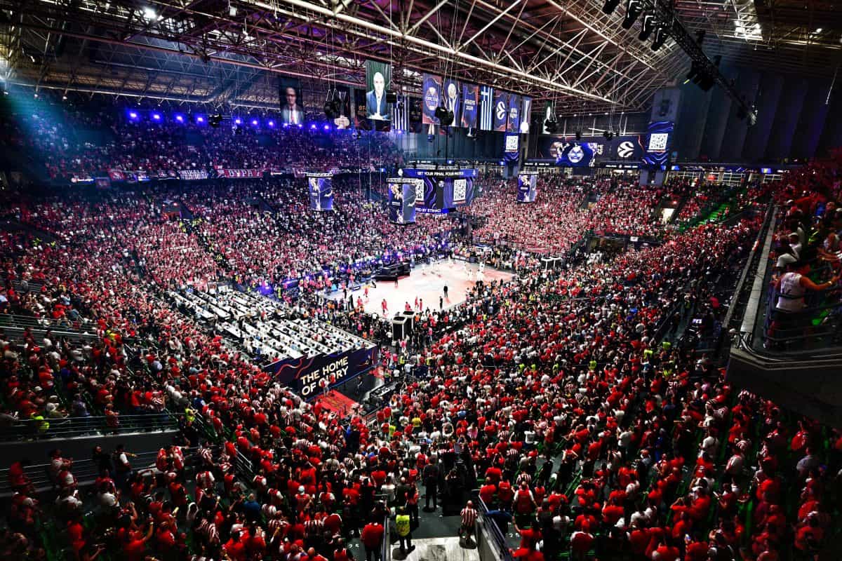 H Euroleague τιμώρησε με πρόστιμο τον Ολυμπιακό για χρήση φωτοβολίδων