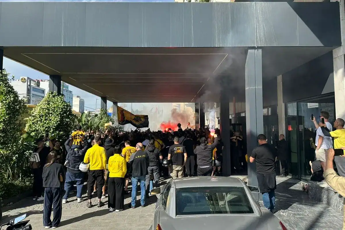 ΑΕΚ: Τρέλα για Νίκολιτς έξω από το ξενοδοχείο της ομάδας(PHOTO)