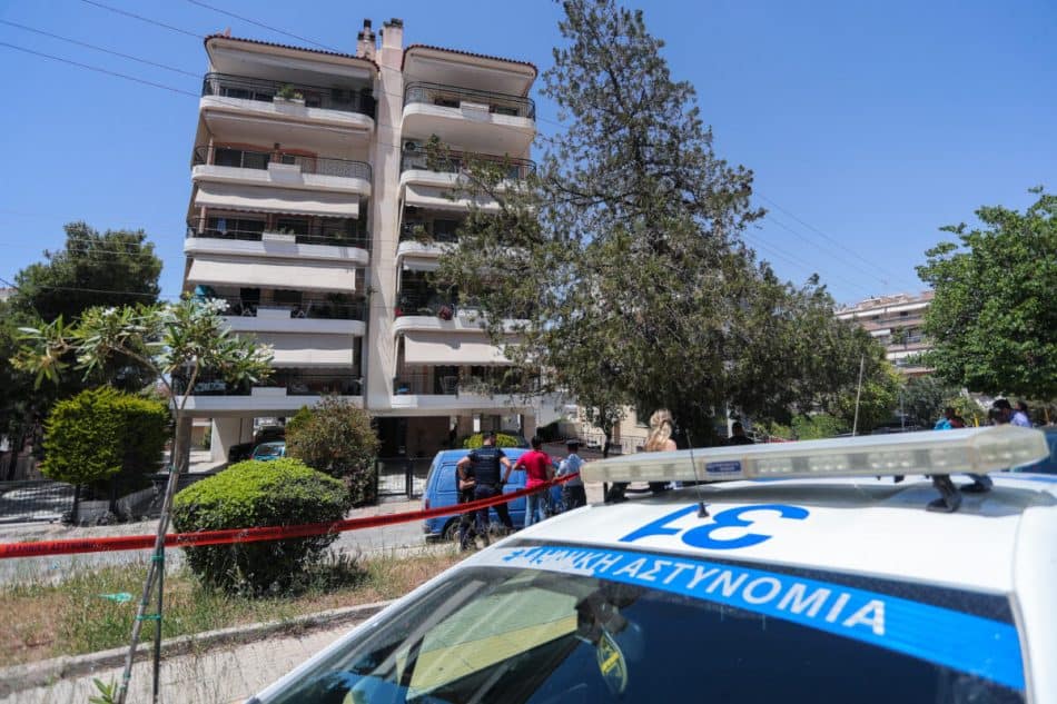 Σοκ στην Ηλιούπολη: Δύο 17χρονες έπεσαν στο κενό από τον 6ο όροφο πολυκατοικίας