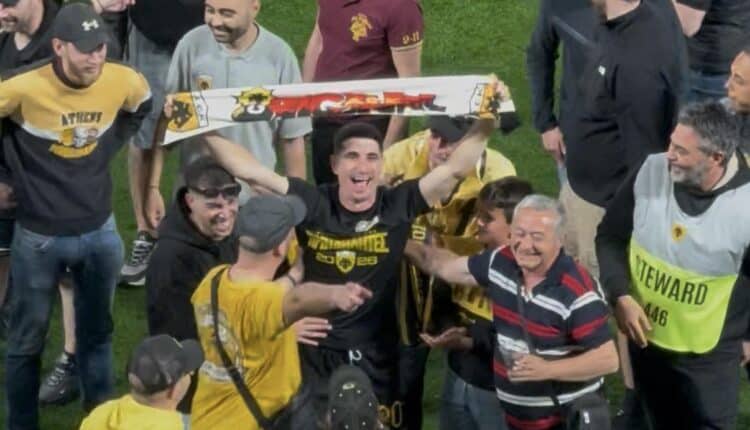 Ο Μάνταλος χόρευε σε ρυθμούς «Bella Ciao» προς τον Μάριο Ηλιόπουλο μετά την κατάκτηση του πρωταθλήματος! (VIDEO)