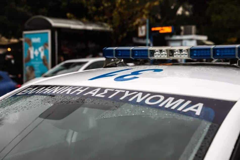 Χειροπέδες σε ανήλικο που πλαστικοποίησε ταυτότητα για να πιεί αλκοόλ