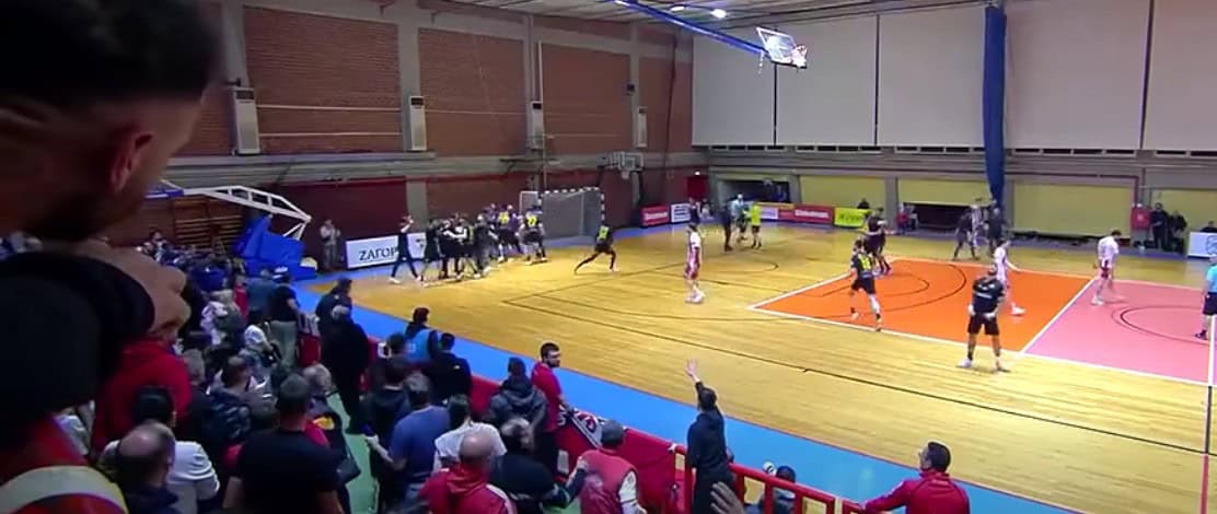 VIDEO-ντοκουμέντο: Η «βροχή» από τα μπουκάλια από τους οπαδούς του Ολυμπιακού στους παίκτες της ΑΕΚ! (VIDEO