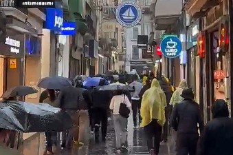 Πορεία ΑΕΚτζήδων προς το γήπεδο του τελικού υπό έντονη βροχόπτωση (VIDEO)