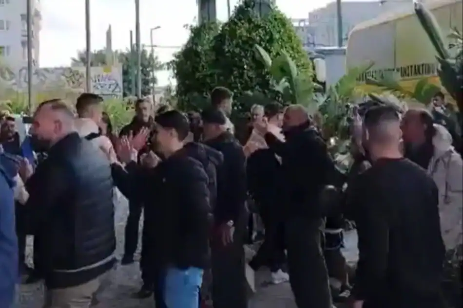 Αποθέωση στην ομάδα της ΑΕΚ πριν τη Λεωφόρο – «Νάτοι οι πρωταθλητές» φώναζε ο κόσμος (VIDEO)