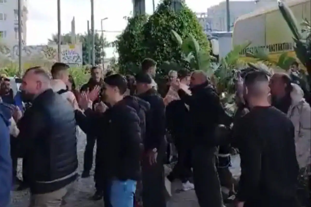 Αποθέωση στην ομάδα της ΑΕΚ πριν τη Λεωφόρο – «Νάτοι οι πρωταθλητές» φώναζε ο κόσμος (VIDEO)