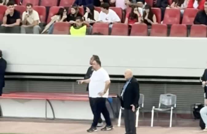 Ο Μαρινάκης κατέβηκε από τη σουίτα του στον αγωνιστικό χώρο για το ακυρωθέν γκολ! (VIDEO)