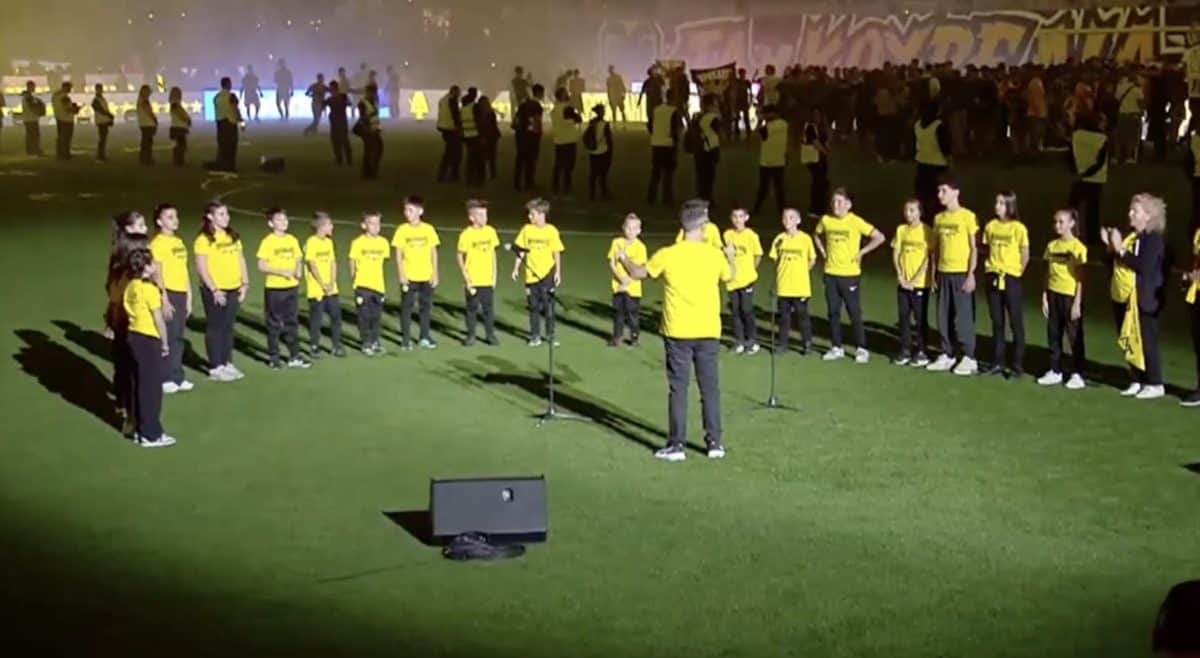 Απίστευτες στιγμές στη Νέα Φιλαδέλφεια – Παιδική χορωδία ερμήνευσε Μίκη Θεοδωράκη (VIDEO)