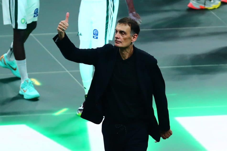 Ο Μπαρτζώκας είχε διάλογο με χειρονομίες στο T-Center (VIDEO)