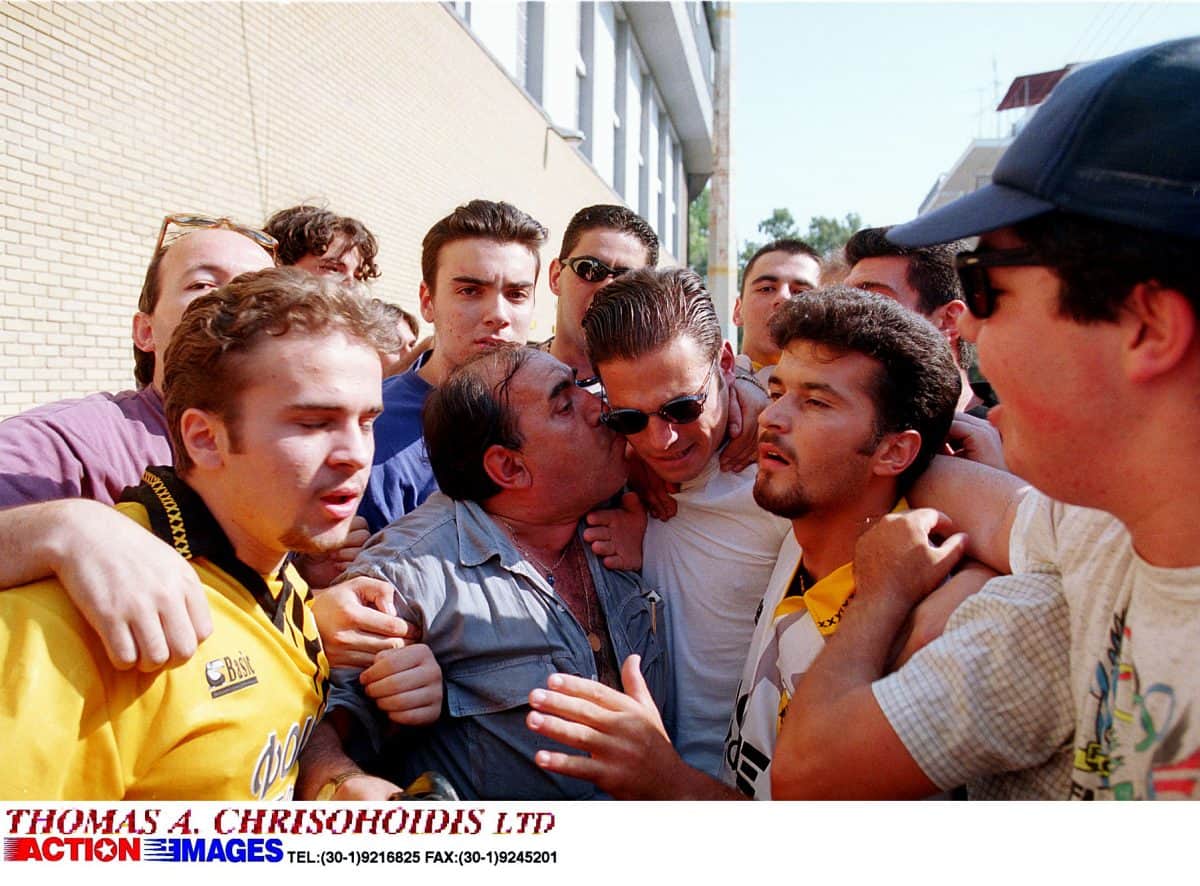 Σαν σήμερα το 1996: Ο Ντέμης «έφτυνε» τον Ολυμπιακό και ολοκληρωνόταν η μεταγραφή του στην ΑΕΚ!