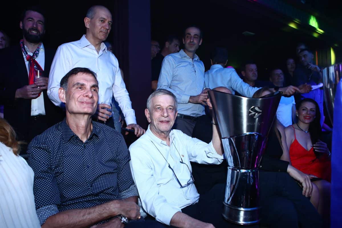 Ο Γρηγόρης Δημητριάδης γιόρτασε στα μπουζούκια μαζί με τους Αγγελόπουλους και τον Μπαρτζώκα