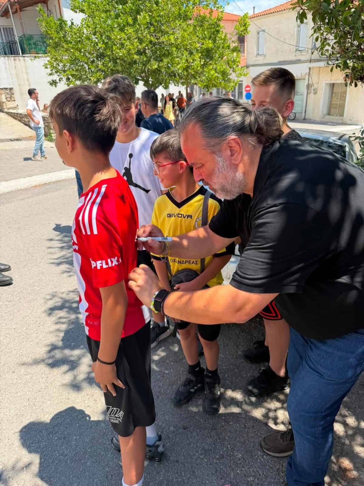 «Οταν μεγαλώσεις να ακολουθήσεις το δρόμο της αξιοπρέπειας»: Το συγκλονιστικό μήνυμα του Ηλιόπουλου σε φανέλα μικρού φίλου του Ολυμπιακού (VIDEO)