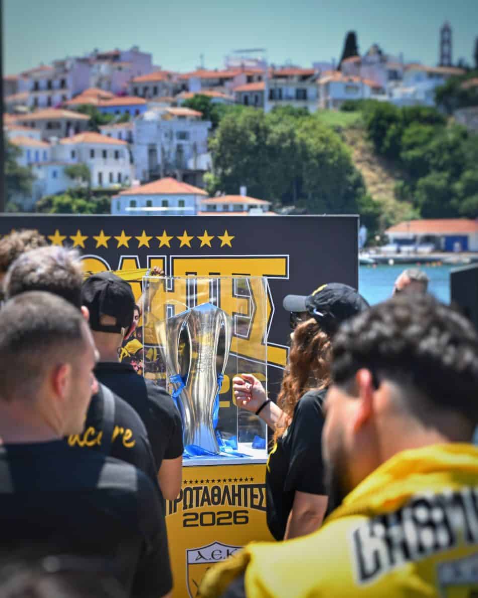 Το τρόπαιο της πρωταθλήτριας ΑΕΚ στη Σκιάθο! (ΦΩΤΟ)