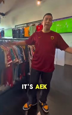 «Πώς γίνεται να μην ξέρεις τη μεγαλύτερη ομάδα της Αθήνας;» – Η φανέλα της ΑΕΚ σε μαγαζί στο Λος Άντζελες! (VIDEO)